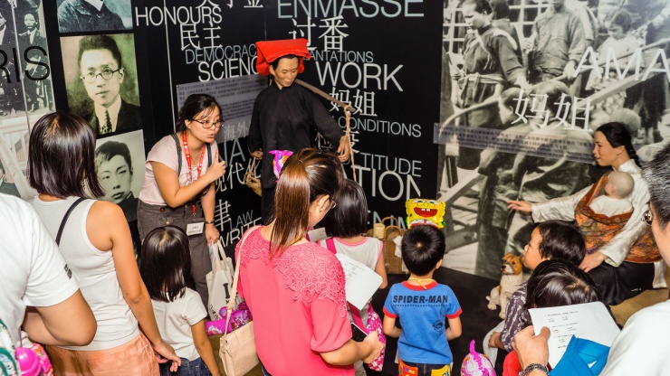Các nhóm khách tour tại Trung tâm Di sản Trung Hoa đang tìm hiểu về bản sắc dân tộc
