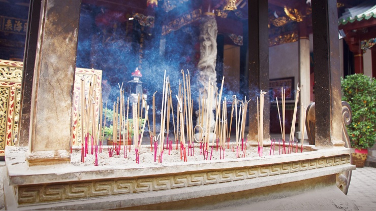 Thắp hương ở Chùa Thian Hock Keng.