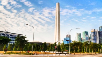 Đài Tưởng niệm Chiến tranh (Civilian War Memorial) giữa những tòa nhà cao tầng ở khu CBD