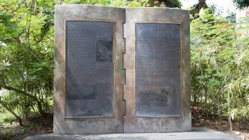 Bia đá của Đài tưởng niệm Quân đội Quốc gia Ấn Độ ở Singapore