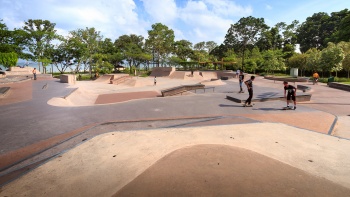 Những người trượt ván ở Xtreme SkatePark của East Coast Park