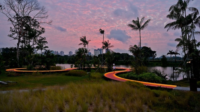 Ảnh chụp bởi Con đường lát ván gỗ Rasau Walk dọc theo mép nước ở Jurong Lake Gardens