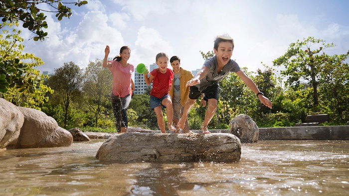 Một gia đình vui chơi tại không gian vui chơi theo chủ đề thiên nhiên Forest Ramble ở Jurong Lake Gardens