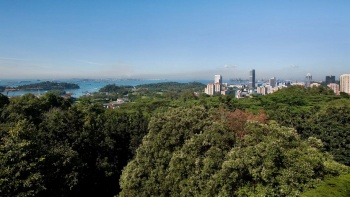 Đỉnh Mount Faber được nối với Đảo Sentosa bằng cáp treo, đây là một cách tuyệt vời để ngắm cả hòn đảo và đến với khu tổ hợp ẩm thực và giải trí trên đỉnh đồi.