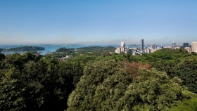 Đỉnh Mount Faber được nối với Đảo Sentosa bằng cáp treo, đây là một cách tuyệt vời để ngắm cả hòn đảo và đến với khu tổ hợp ẩm thực và giải trí trên đỉnh đồi.