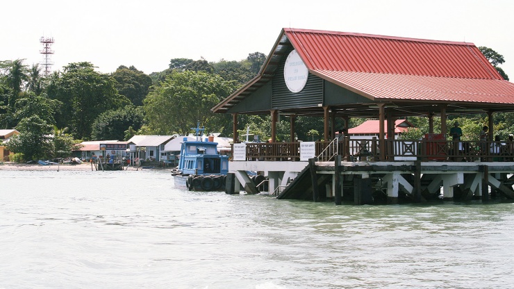 Hình chụp góc rộng cầu tàu ở Pulau Ubin