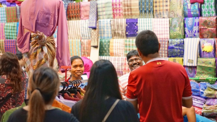 Quầy bán vải trong Chợ Geylang Serai Bazaar