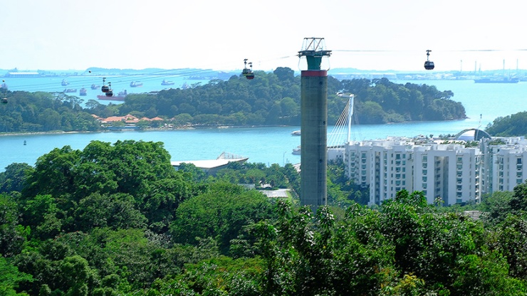 Hãy đến những điểm vui chơi trên Đảo Sentosa bằng cáp treo, tàu điện trên không, hoặc một lối đi có mái che từ HarbourFront.