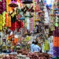 Cảnh các đồ trang trí, vòng hoa và phụ kiện Ấn Độ bán ở Khu mua sắm Little India Arcade