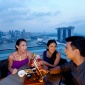 Hình chụp một nhóm ba người bạn đang ăn và ngắm cảnh bầu trời trên nóc LeVeL33