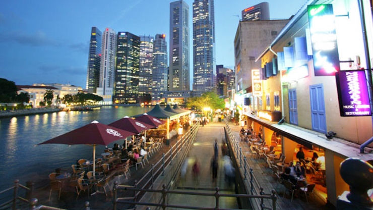 Các quán bar và nhà hàng phá cách dọc Boat Quay.