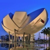 Tòa nhà hình hoa sen độc đáo của ArtScience Museum™ (Bảo Tàng Khoa Học Nghệ Thuật) tại Marina Bay Sands<sup>®</sup> Singapore trong khung cảnh hoàng hôn