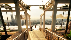 Hình chụp ban ngày ở hồ bơi Sands SkyPark và du khách đang chụp ảnh