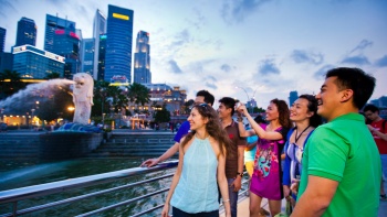 Bức hình chụp du khách đang chụp ảnh sử dụng Merlion làm phông nền vào ban đêm