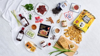 Hình chụp phẳng các nguyên liệu và rau củ quả địa phương mà du khách có thể mua về làm quà lưu niệm.