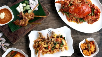 Hình chụp phẳng các món ăn bày ra của National Kitchen by Violet Oon Singapore