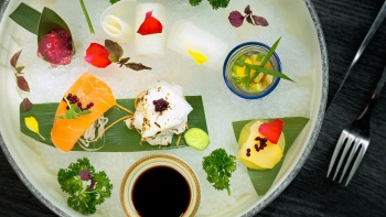 Sashimi chay trên đá với ly đựng trứng chim cút của Joie by Dozo