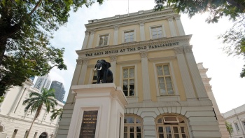 Quang cảnh Nhà Trưng bày Nghệ thuật ở Tòa nhà Quốc hội cũ nhìn từ dưới lên