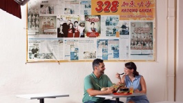 Một cặp đôi đang thưởng thức bữa ăn tại 328 Katong Laksa