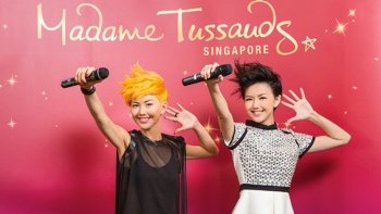 Stefanie Sun bắt chước tượng sáp của chính mình tại Madame Tussauds. 