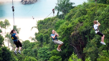 Người chơi đu dây tại Công viên mạo hiểm Mega Adventure Park. 