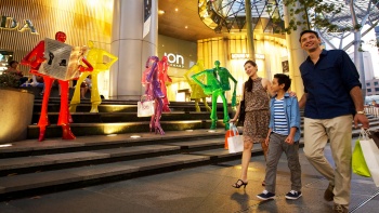 Một gia đình đang khám phá các bức tượng tại ION Orchard.