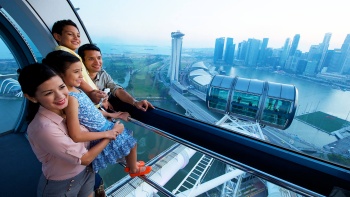 Một gia đình trên vòng quay Singapore Flyer. 