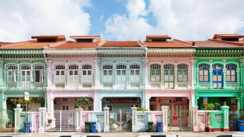 Những căn nhà ở kiêm cửa hàng nhiều màu sắc ở Katong. 