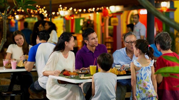 Gia đình dùng bữa bằng dao dĩa bạc trong một nhà hàng gần Tan Teng Niah, Little India.