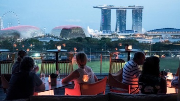 Khung cảnh Padang và Esplanade nhìn từ Aura Sky Lounge