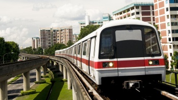 Tàu điện (Mass Rapid Transit, MRT) đang đến trên đường ray