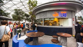 Bên ngoài Tiger Street Lab tại Jewel Changi Airport