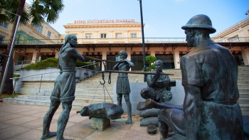 Những bức tượng ở phía trước Bảo tàng Các nền Văn minh Châu Á khắc họa các hoạt động được tiến hành bên bờ Sông Singapore