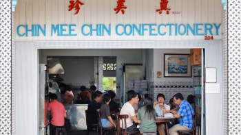 Mặt tiền của Cửa hàng Bánh kẹo Chin Mee Chin nơi thực khách đang thưởng thức bữa sáng 