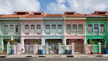 Dãy shophouse màu sắc rực rỡ dọc đường Koon Seng Road