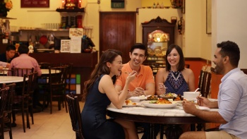 4 người bạn dùng bữa tại Guan Hoe Soon, nhà hàng Peranakan cổ nhất Singapore