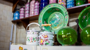 Các cặp lồng và chậu có mô tuýp Peranakan, ở The Intan 