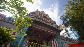 Sari bày dọc theo lối đi trong Tekka Centre