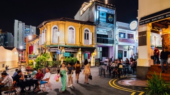 Club Street chật cứng khách uống rượu ở quán bar