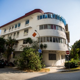 Street view of an old HDB block in Tiong Bahru